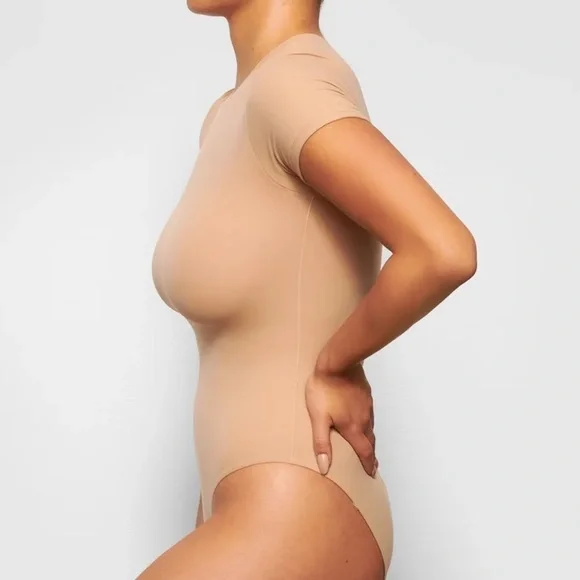 SKIMS Fits Everybody T-Shirt Bodysuit - Picture 3 of 8